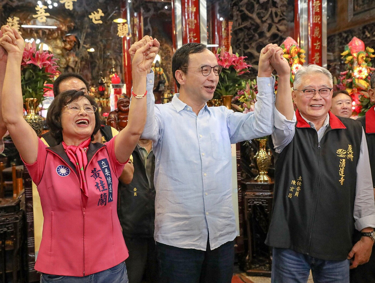朱立倫陪同新北第二選區立委參選人黃桂蘭前往蘆洲湧蓮寺參拜。 圖：朱立倫辦公室/提供