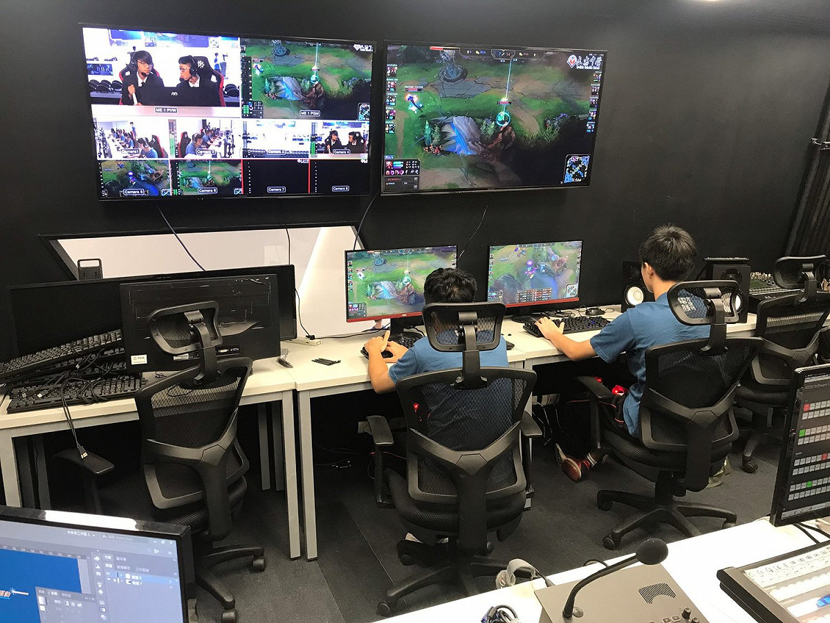 高雄立志中學電競經營科同學實地操作讓外賓大開眼界 圖：CTESA/提供