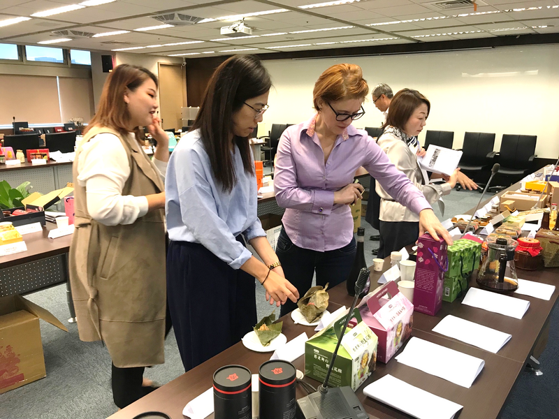 客委會邀請澳洲籍國際知名策展人易安妮（Annie Ivanova）擔任評審，評選出35件代表臺三線特色的客家名物。 圖：客委會提供