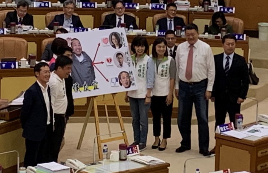 新北市議會民進黨以看版說明侯友宜與蔡英文、柯文哲及韓國瑜之間的關係。 圖：林昀真/翻攝