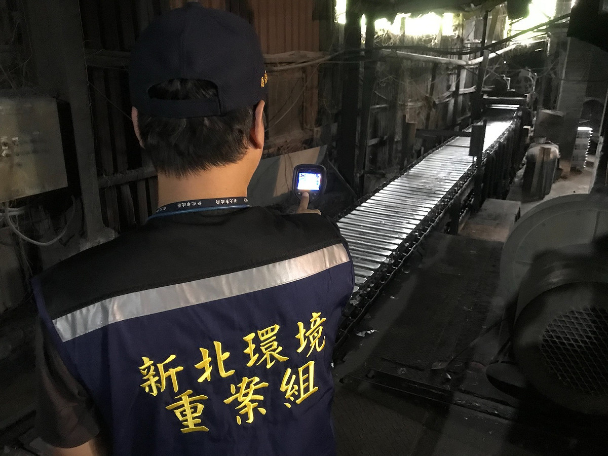 環境稽查重案組稽查員利用熱顯像儀確認該廠融鋁作業區溫度達280度以上。 圖：新北市政府環保局/提供