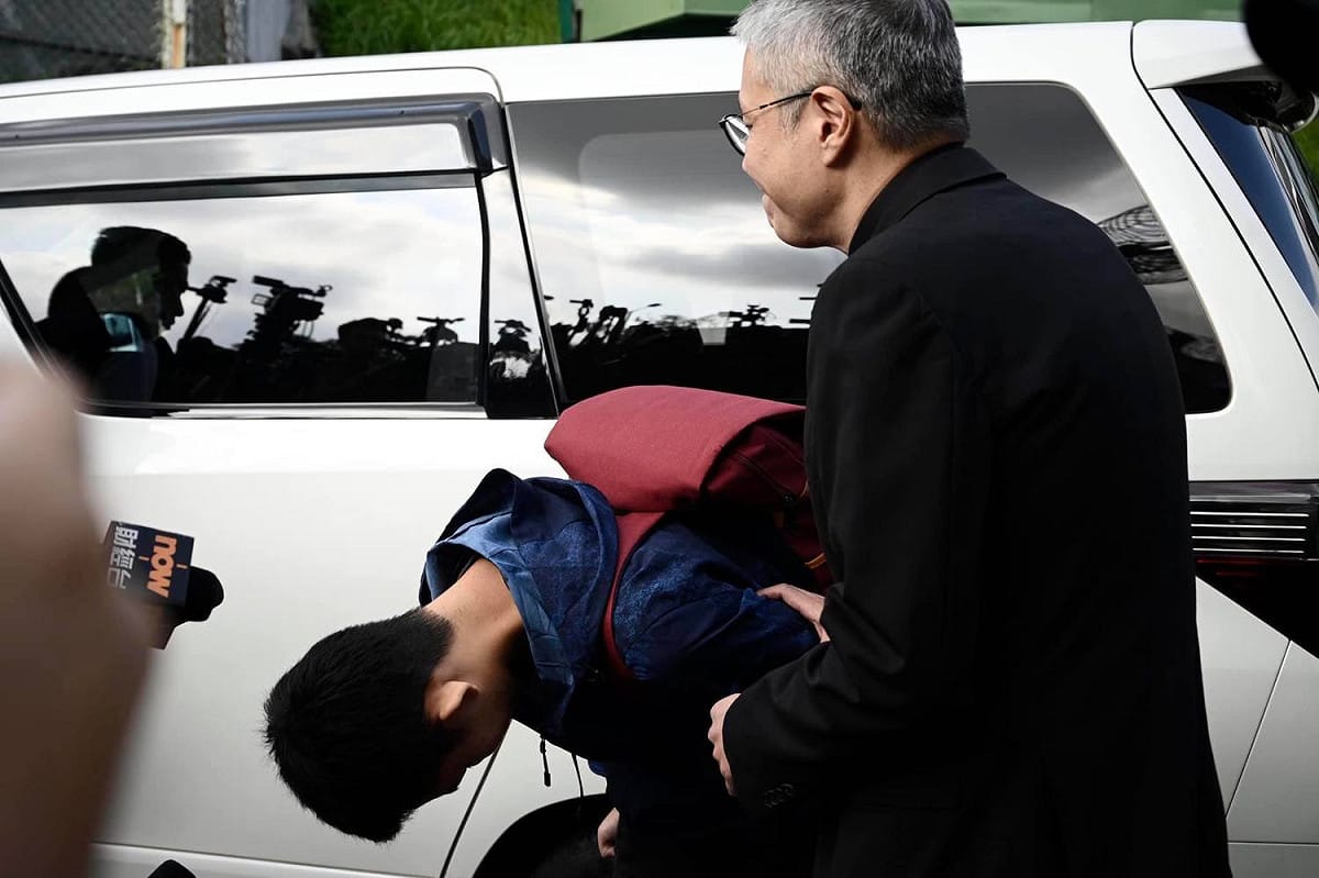涉2年前北捷竹圍站「港女潘曉穎箱屍命案」的香港籍男子陳同佳(圖中鞠躬者)23日在香港「另案」刑滿出獄；牧師管浩鳴(右側站立者)表示，陳同佳今日不會啟程赴台。 圖：翻攝自立場新聞影片