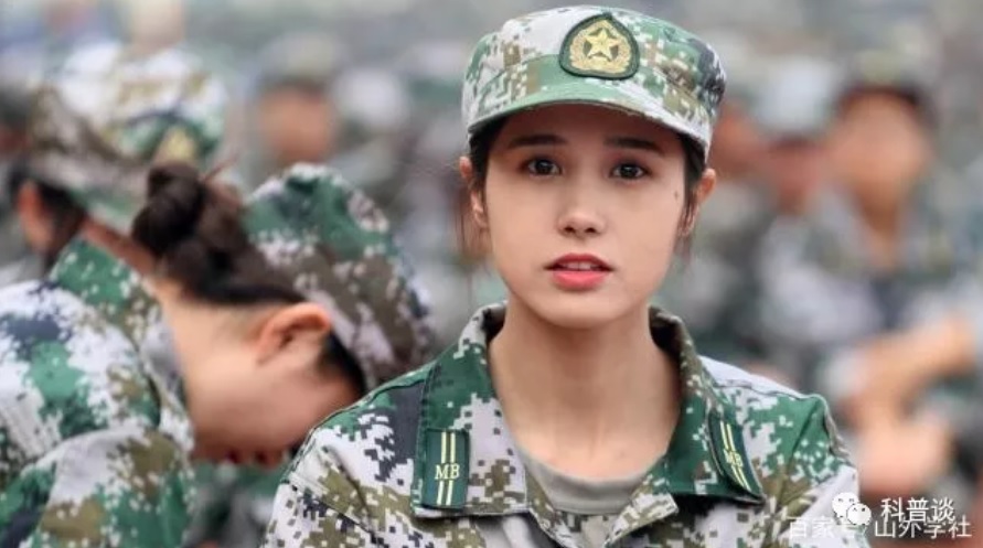 中國一名女大生的軍訓照在網路上瘋傳，引起外界討論。 圖：翻攝自微信