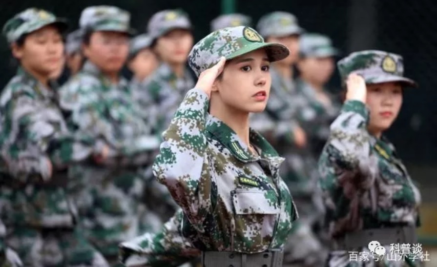 氣質出眾的艾菲儘管與大家一樣穿著軍訓服，卻依然非常搶眼。 圖：翻攝自微信