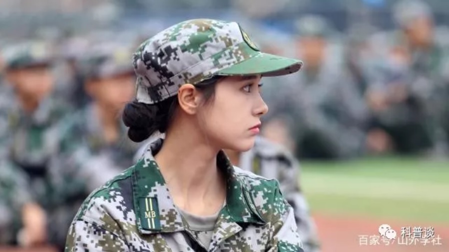 網友看見艾菲的軍訊照後紛紛直呼，「傳說中的側臉殺」、「好美的氣質」。 圖：翻攝自微信