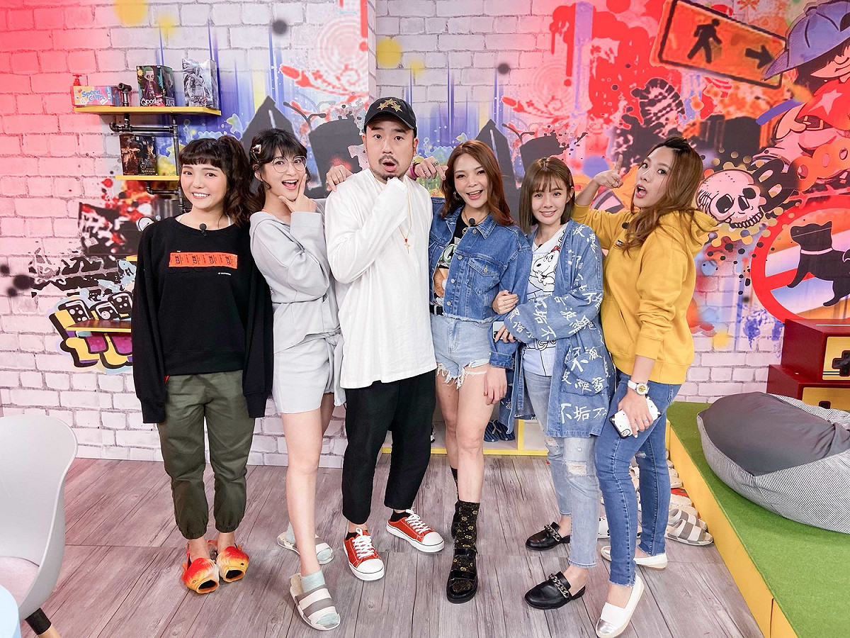 《Game什麼東西》本集合照。左起：何美、樓心潼、阿達、小甜甜、鮪魚、小優。 圖：狼谷競技台/提供