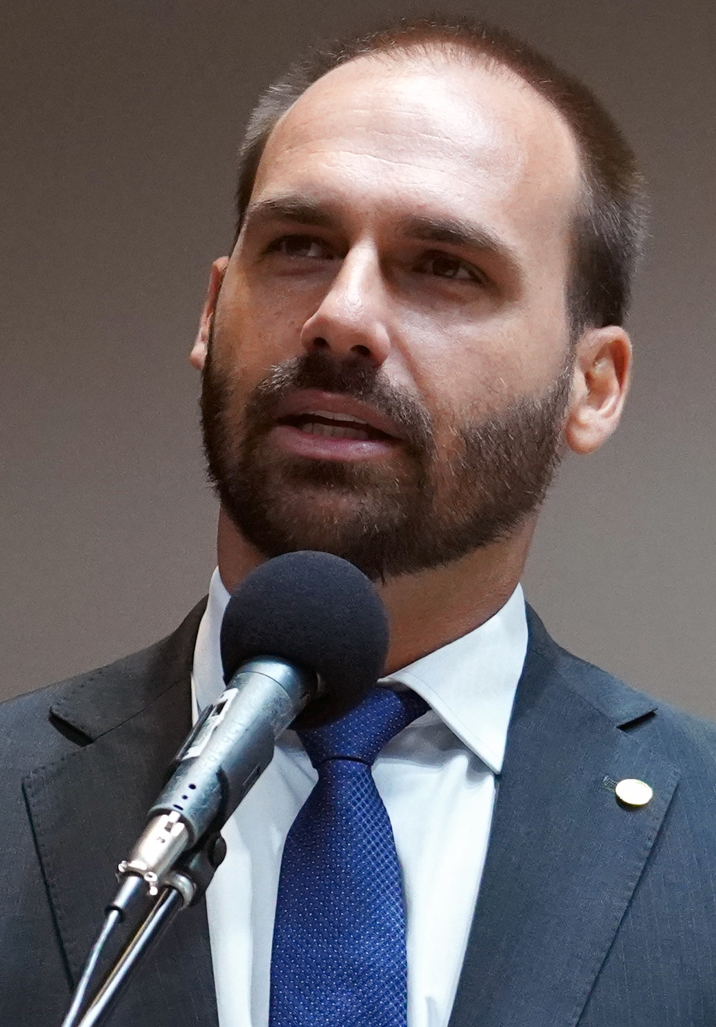 巴西總統波索納洛的兒子愛德華多．波索納洛（Eduardo Bolsonaro）日前傳出有望出任駐美國大使，但始終缺乏民意和政界支持。愛德華多今天表示，他已打消出任巴西駐華府大使的念頭。 圖 : 翻攝自維基百科