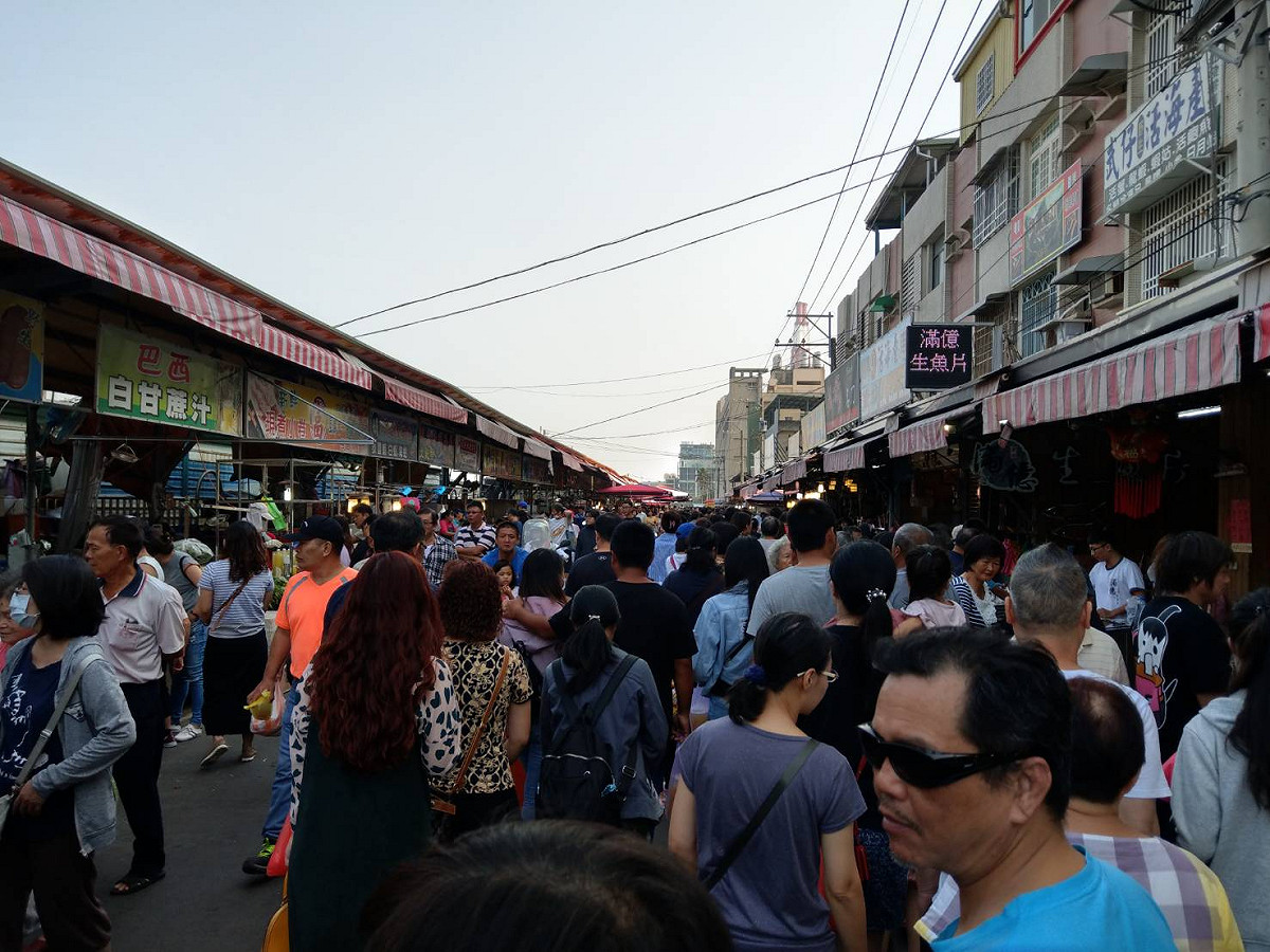 高市府以茄萣觀光漁市人潮照片打臉綠議員。 圖：高雄市政府／提供