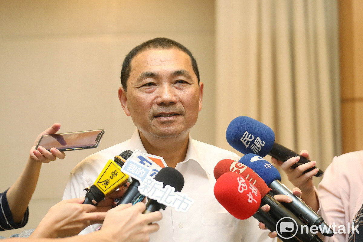 針對新北市議員問高雄市長韓國瑜要不要去看醫生，新北市長侯友宜在旁偷笑一事，侯友宜25日解釋，是笑新北市衛生局局長陳潤秋正經八百回答問題。 圖：林昀真/攝 (資料照片)