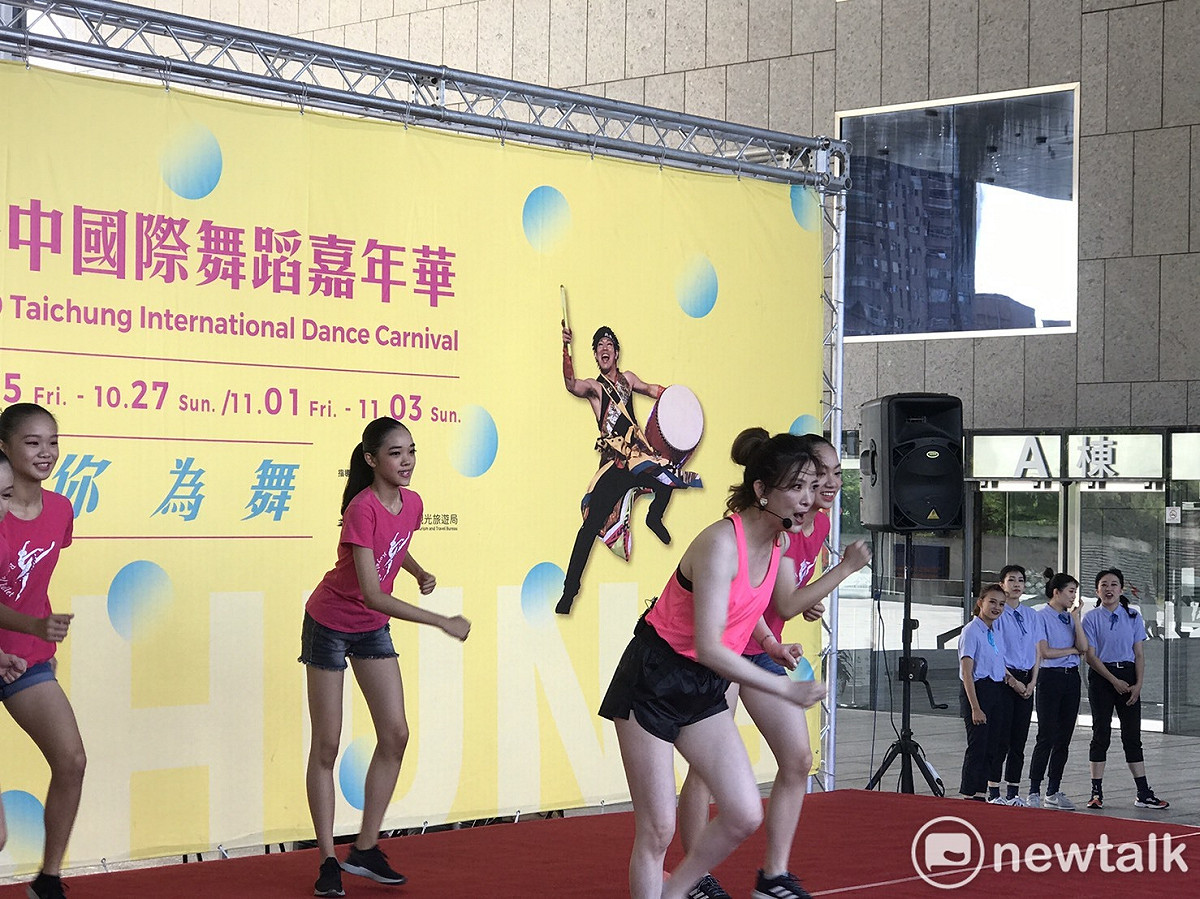 國標舞女王劉真領跳「臺中城市舞」。 圖:唐復年/攝