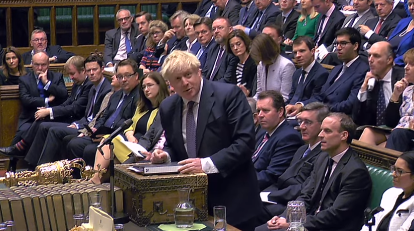 英國首相強生(站立者)在國會2場脫歐關鍵表決中一勝一敗，對此結果表示「遺憾」。 圖：翻攝Youtube