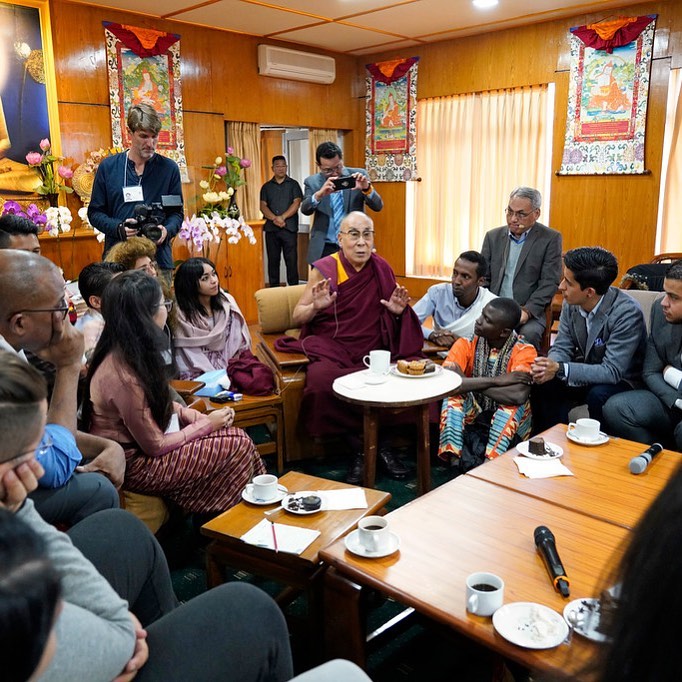 達賴喇嘛（中）23日在印度達蘭薩拉市的寢宮，接見美國和平研究院的青年領袖，展開為期2天的對話。 圖：翻攝自美國和平研究院臉書