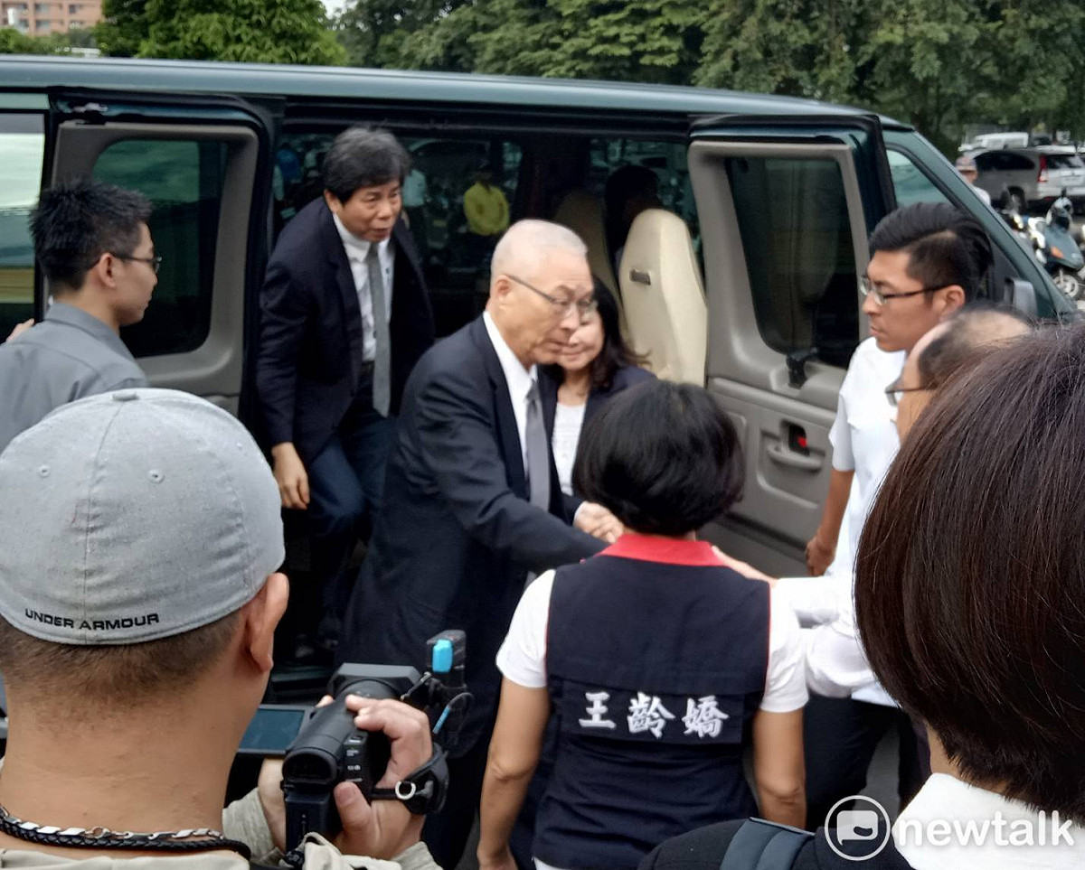 吳敦義座車抵達姚武年告別式會場。 圖：孫家銘／攝