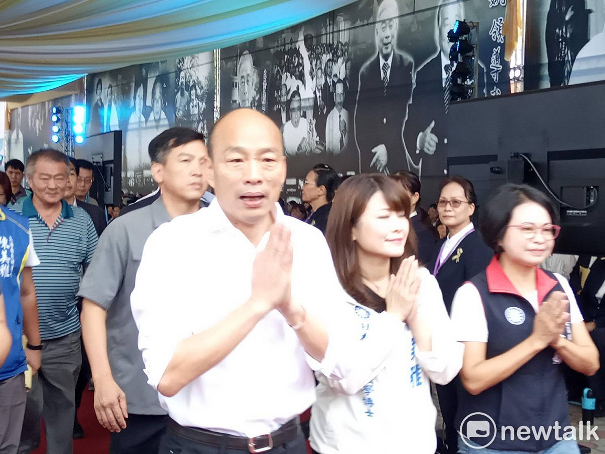 韓國瑜離開告別式會場時，向媒體合十致意。 圖：孫家銘／攝