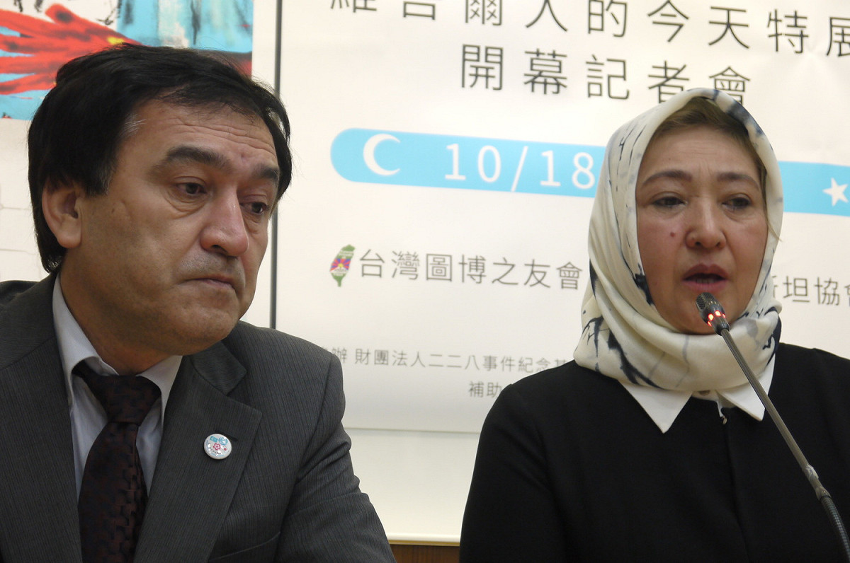 古力巴哈(圖右)說明再教育營內的生活。 圖:陳佩君/攝
