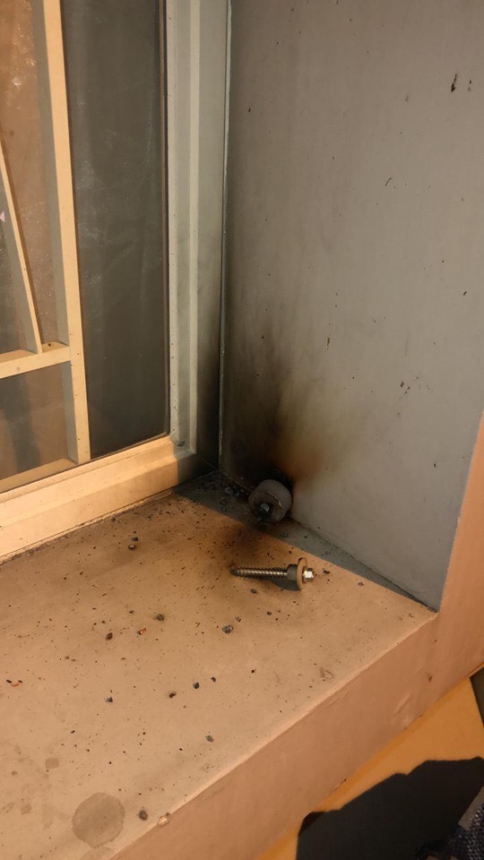 催淚彈射進香港民眾家中後爆炸，牆壁燒焦、彈殼四落。 圖 : 翻攝自林兆彬臉書