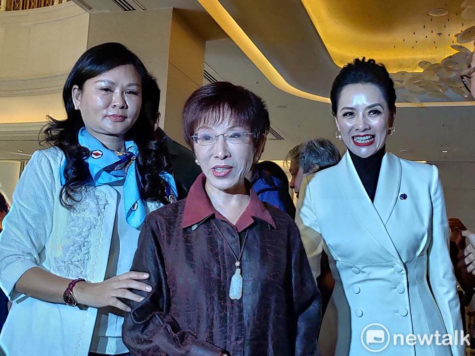 昆明台商協會會長勤彭蓁（圖右）陪伴洪秀柱入場。 圖：黃建豪/攝