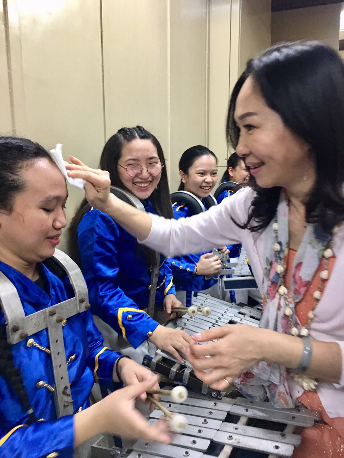 李佳芬為菲律賓樂隊的成員擦汗。 圖：韓國瑜競選辦公室提供