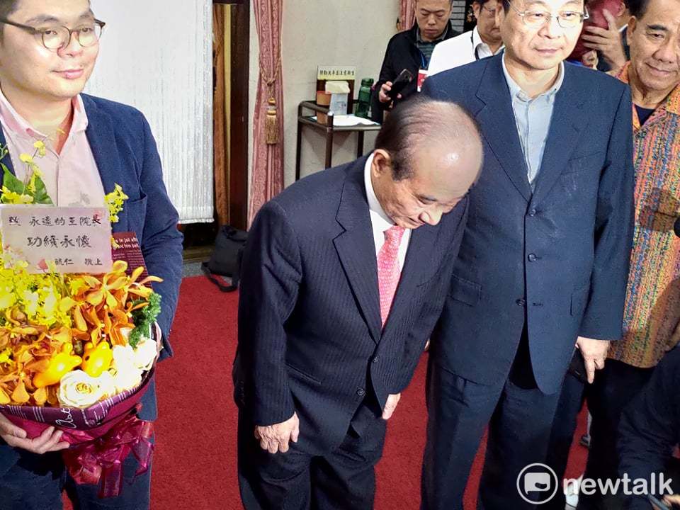 前立法院長王金平在離開議場後，鞠躬致意。 圖：黃建豪/攝
