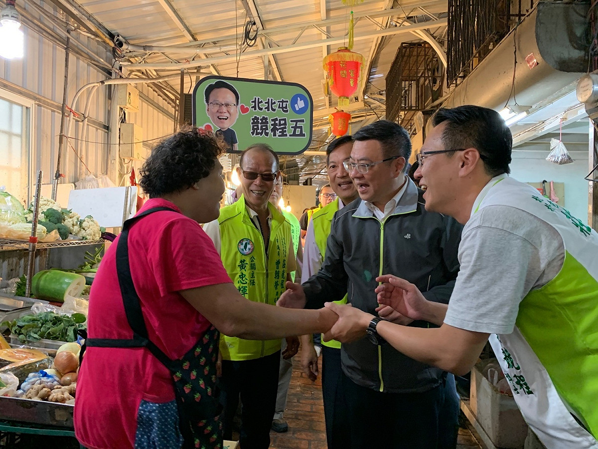 卓榮泰陪同莊競程到市場拜票。 莊競程競選總部/提供
