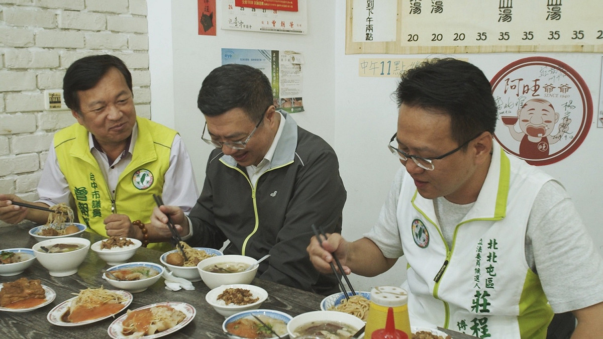 卓榮泰陪同莊競程品嚐小吃、開直播。 莊競程競選總部/提供
