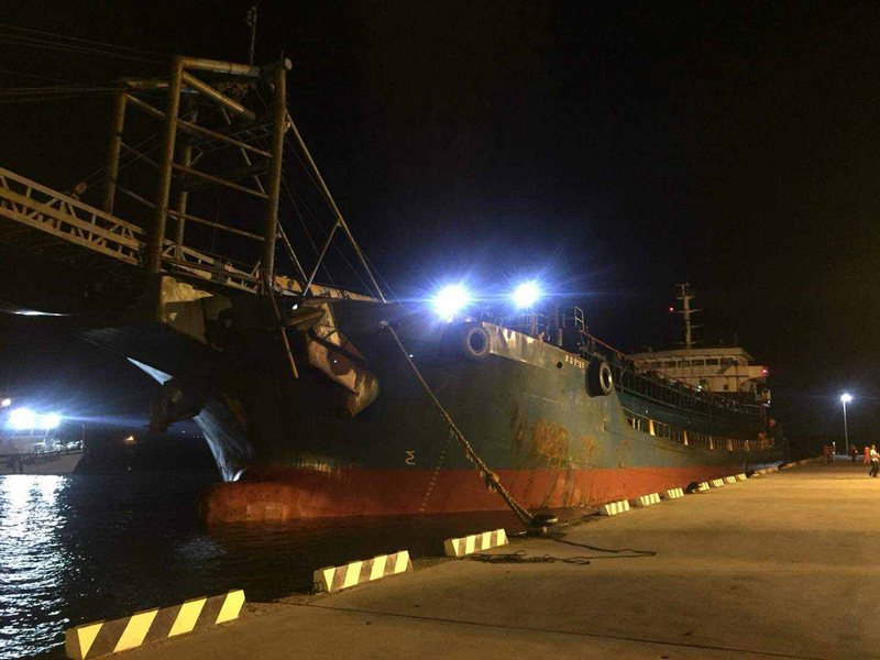 海巡署艦隊分署與澎湖縣政府24日凌晨聯手執行取締，查扣大陸「豐溢9969」抽砂船、「長鑫36」運砂船盜採海砂。 圖/澎湖海巡隊提供