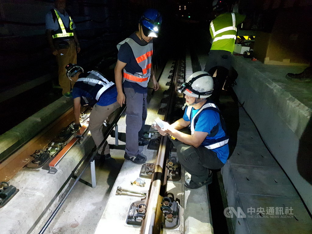 新北捷運環狀線25日完成初勘，新北市政府捷運工程局長李政安表示，同時在10處轉彎處加裝軌道自動潤滑設備，改善高頻尖銳噪音。  圖/捷運局提供
