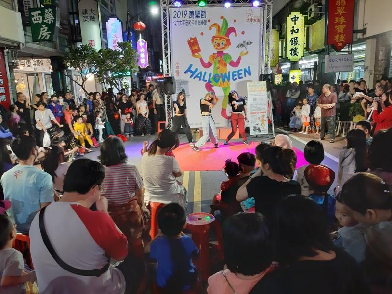 活動越晚越熱鬧，一波坡的人潮不斷湧入 圖/轉載自串樓口