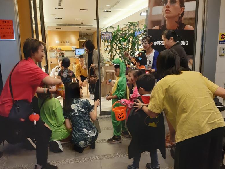 可愛的小朋友很專業的自備小水桶或小南瓜桶來店家，大玩不給糖就搗蛋 圖/轉載自串樓口