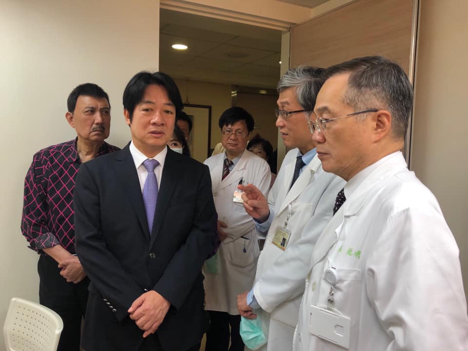 賴清德與榮總醫師針對余苑綺的病情做出討論。 圖：翻攝自余天臉書