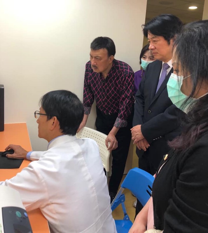 賴清德與余天、李亞萍一同觀看簡報，了解余苑綺的病情。 圖：翻攝自余天臉書