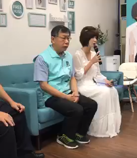 台灣民眾黨主席柯文哲(左一)26日出席立委參選人蔡宜芳(右一)競選辦公室成立，受媒體採訪。 圖：截自柯粉俱樂部影片