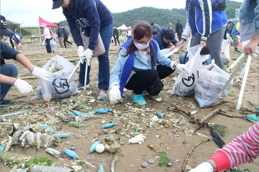 民眾響應新北市環保局今日於萬里區下寮海灘舉辦的淨灘活動。  圖：新北市環保局提供