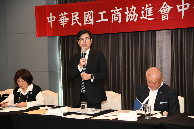 行政院副院長陳其邁(右二)26日中午出席工商協進會中部工商午餐會，針對陳同佳案表示，已做好準備。 圖：行政院/提供