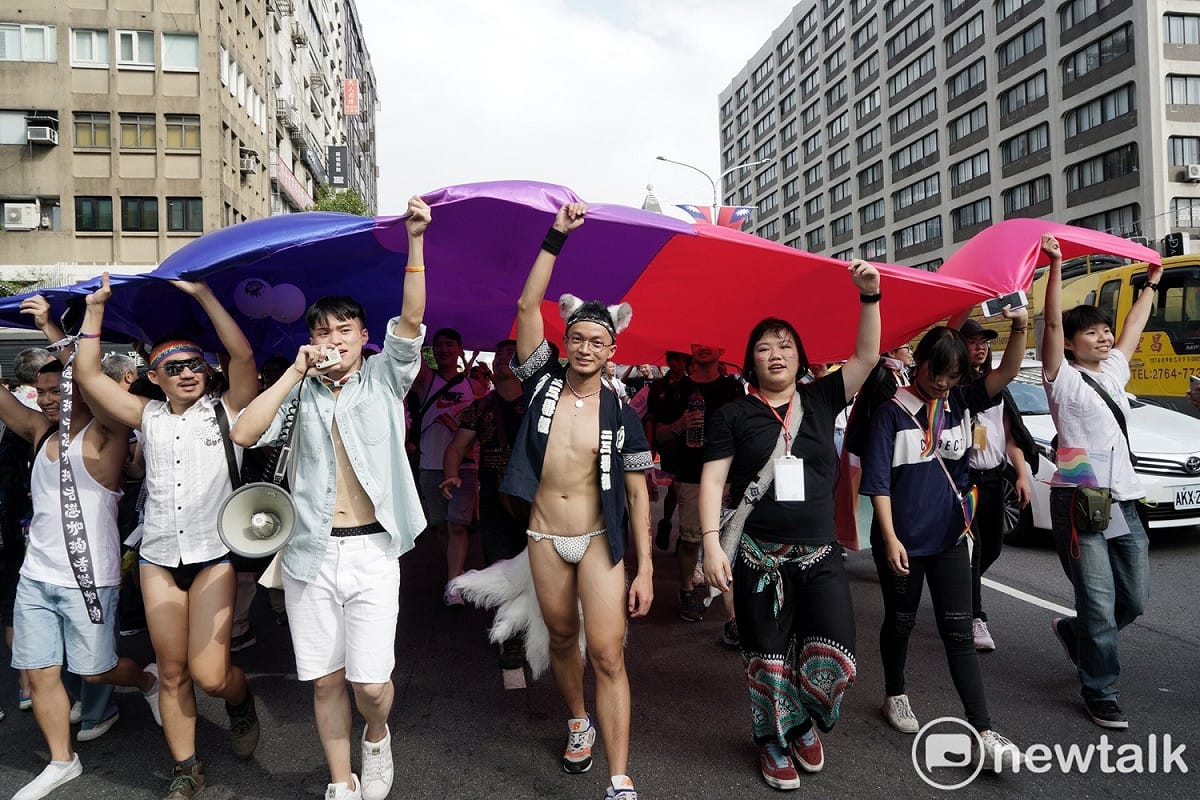 相較之前，已有許多人願意支持同志，一起參加遊行。 圖：張良一/攝