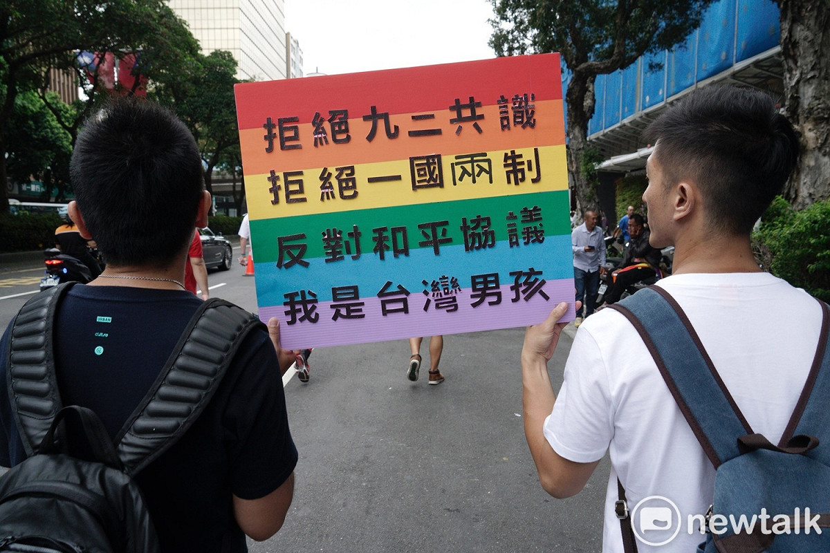 參加同志遊行的人，對政治相關議題提出看法。 圖：張良一/攝(資料照)