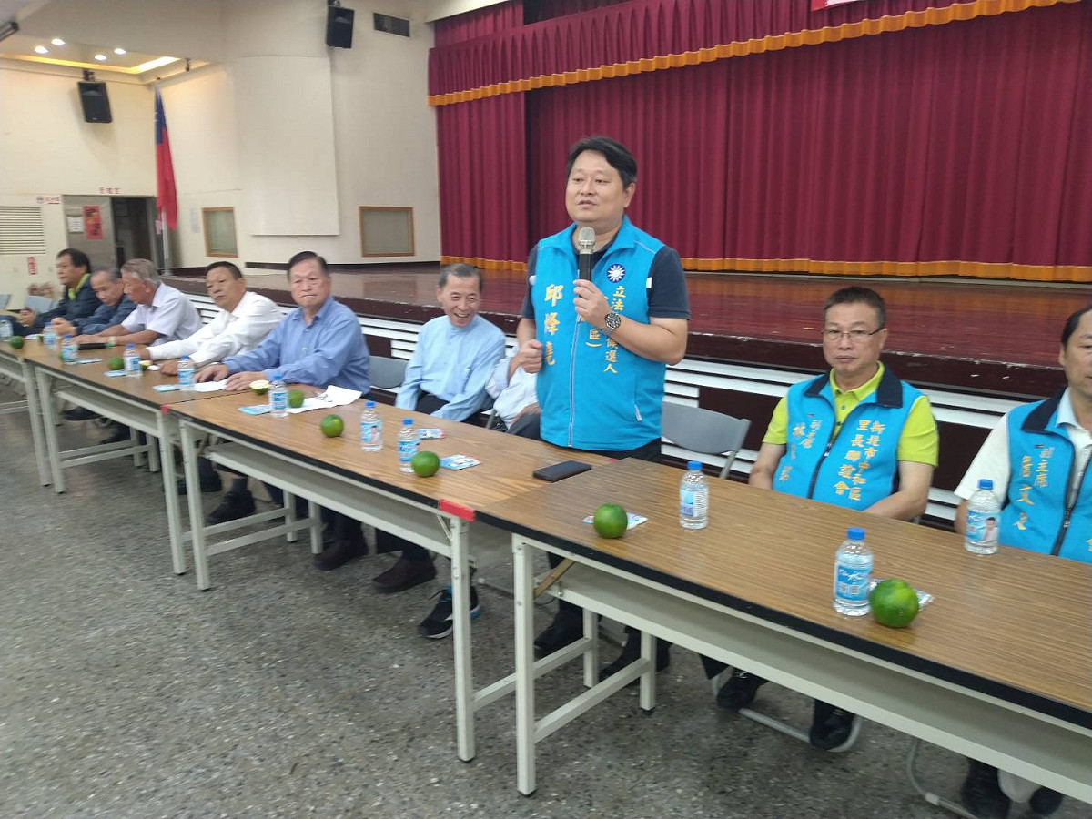 國民黨中和區立委參選人邱烽堯（立者）與韓國瑜的中和聯合競總，將於11月5日迎神祈福。 圖：邱烽堯提供