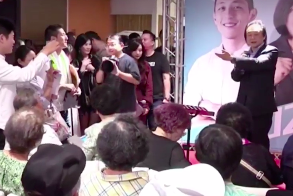 民進黨台北市議員王世堅，今（26）日成立蔡英文總統後援會，還邀請立委參選人吳怡農到場，力挺他進軍國會。 圖／截取自王世堅臉書影片