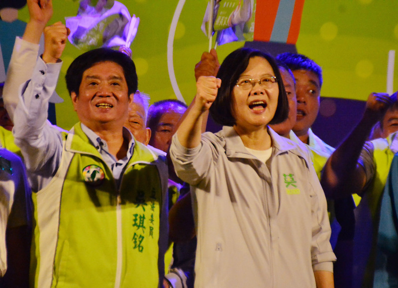 總統蔡英文（前右）26日晚間到新北市輔選時表示，下屆立委與總統選舉，國人面對對岸的文攻武嚇要有信心，要以投票結果展現台灣人民的集體意志與心聲。 圖／中央社提供