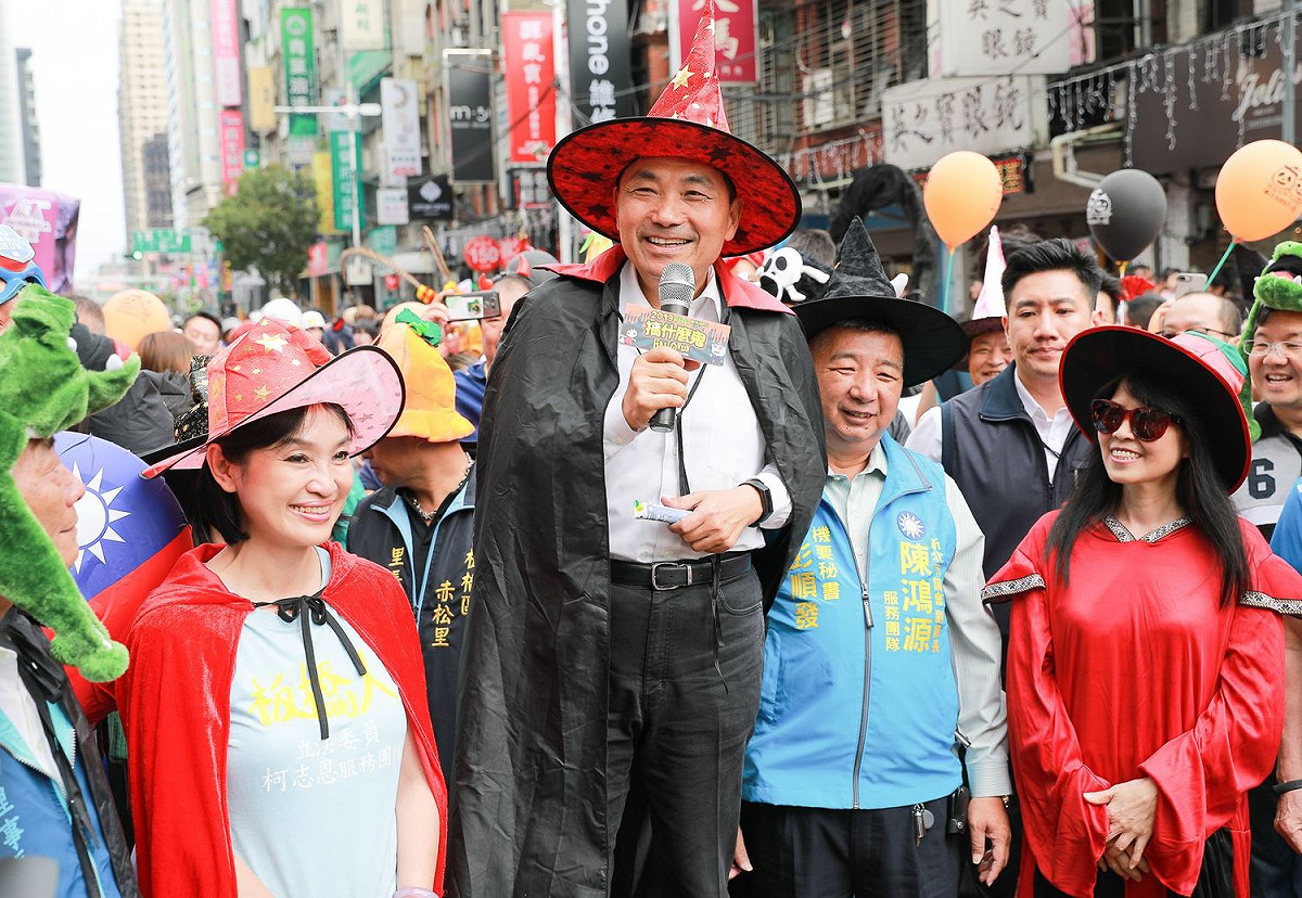侯友宜參加「2019府中搞什麼鬼-萬聖節踩街活動」時，談到蘇揆昨答詢執行死刑之事。 圖／新北市經發局提供