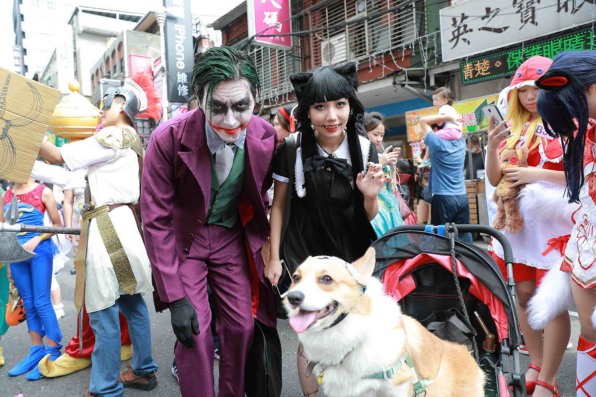 2019府中搞什麼鬼萬人齊聚搞鬼，變妝現身府中商圈，萌寵也出動參加。  圖／新北市經發局提供