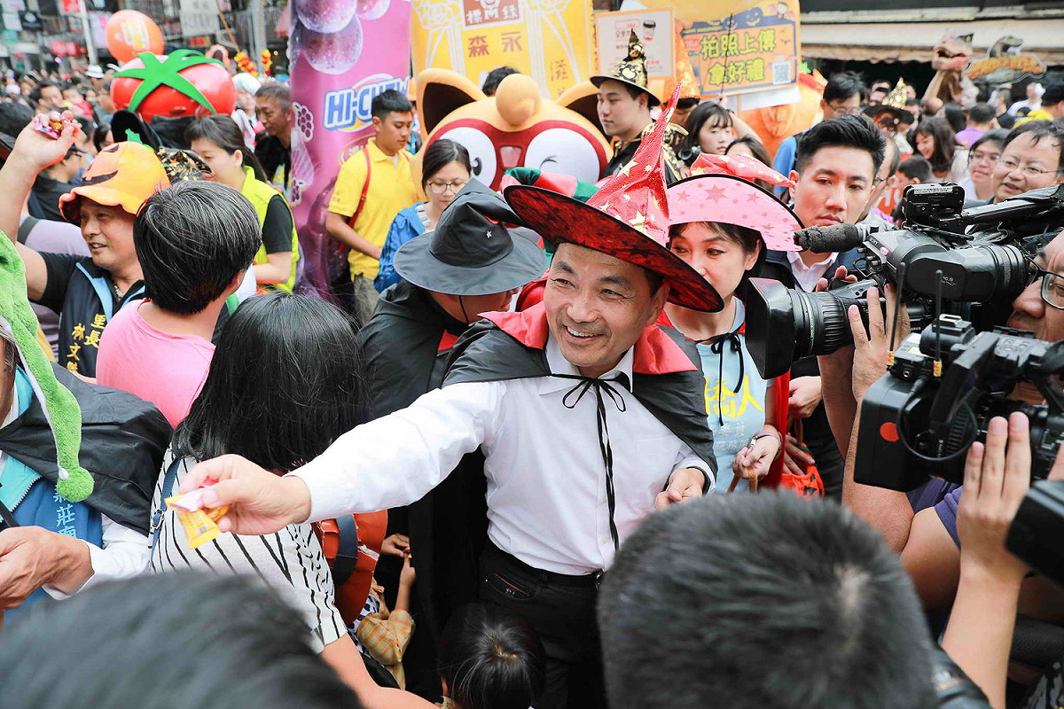 侯友宜市長帶領百鬼一起踩街遊行發糖果。  圖／新北市經發局提供