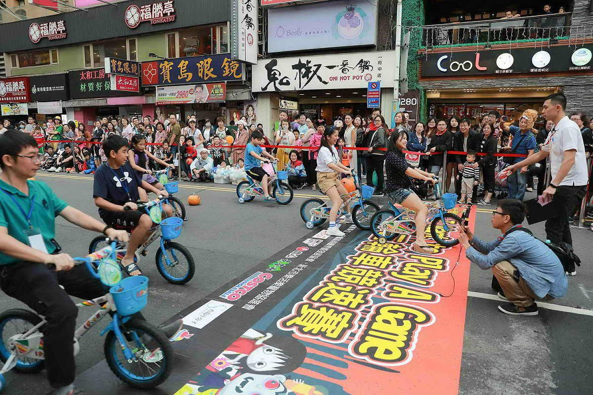 2019府中搞什麼鬼迷你三輪車競速賽讓大小朋友玩得不亦樂乎。 圖／新北市經發局提供