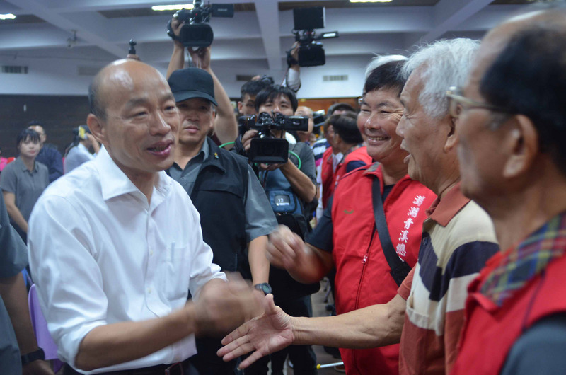 國民黨總統參選人韓國瑜（前左）26日赴澎湖縣訪問，晚在與地方幹部座談時表示，不讓兩岸關係緊張或嚴重化，才是未來中華民國領導者要具有的智慧，應謹記「戰爭沒有贏家，和平沒有輸家」。 圖／中央社提供