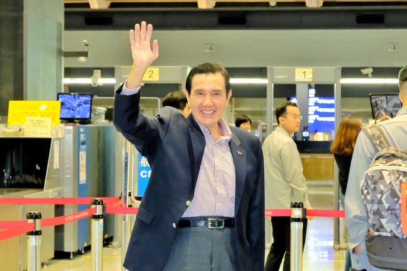 前總統馬英九搭乘晚間11時50分許的班機前往歐洲，這是他卸任後第7次出訪，對於記者詢問相關行程及演說內容，他僅低調點頭致意不發一語，入關前也不忘向送行的人員揮手致意。 圖/中央社