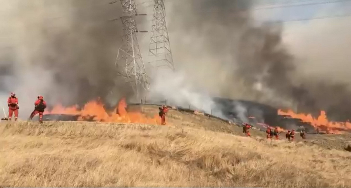 舊金山以北崎嶇地形上肆虐陡峭山坡的「金凱德大火」（Kincade Fire），延燒範圍達2.5萬英畝（1萬公頃）。 圖/翻攝自推特