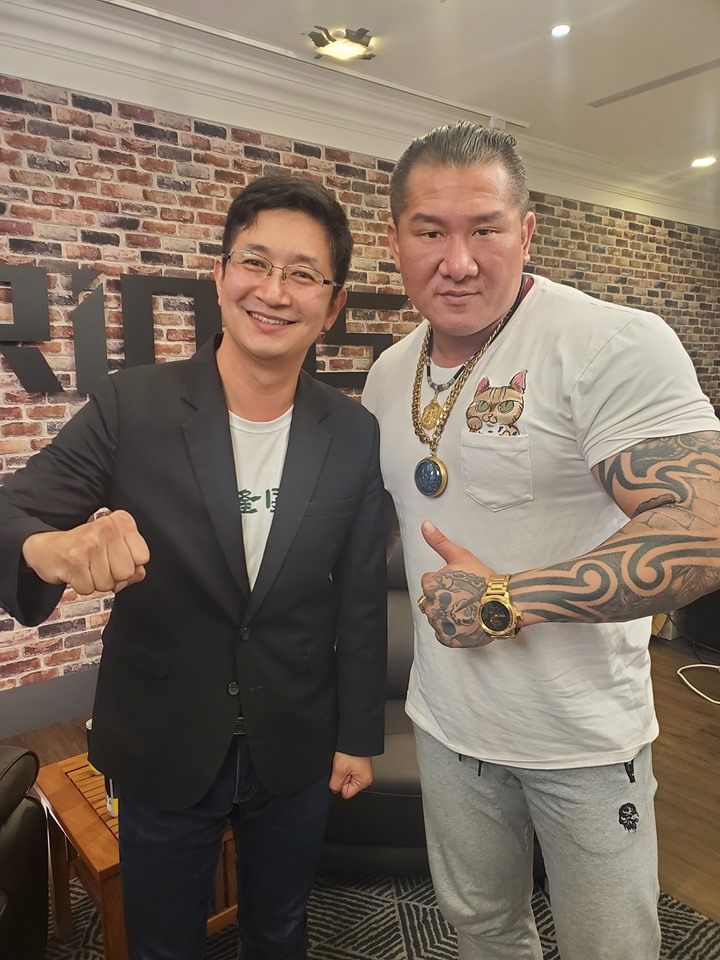 館長在直播指出，台中館前身是尊龍KTV，曾發生竊電風波，前屋主因租客繳不出電費，被判敗訴退租，因此對現任屋主糾纏不休，甚至還派黑道到場嗆聲，十分囂張。