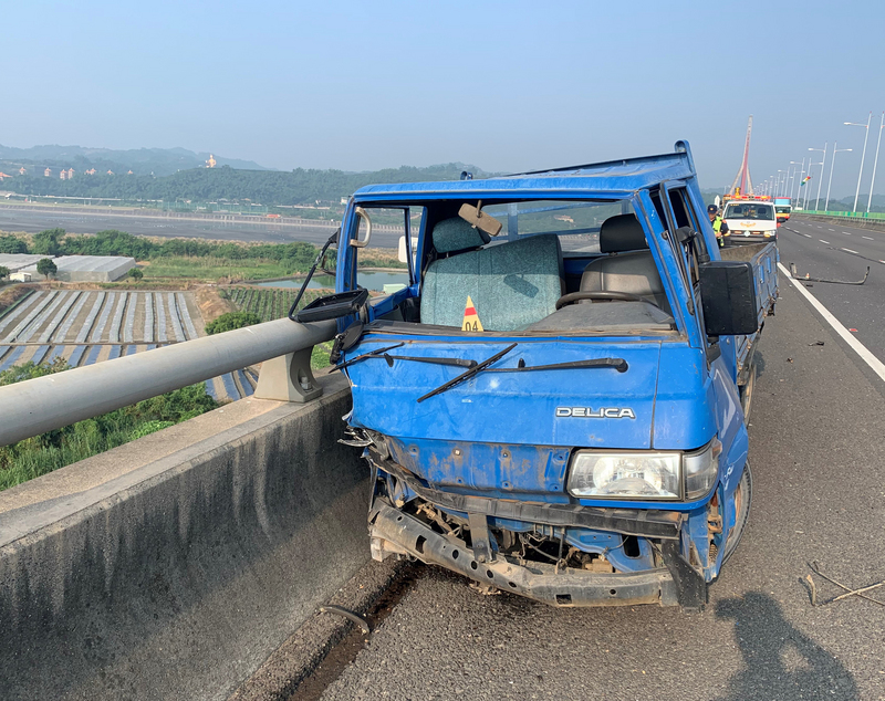 一輛貨車27日上午在高屏間的斜張橋上撞擊外側護欄，駕駛跌落橋下，被消防人員尋獲時已經死亡。 圖：國道警察大隊提供