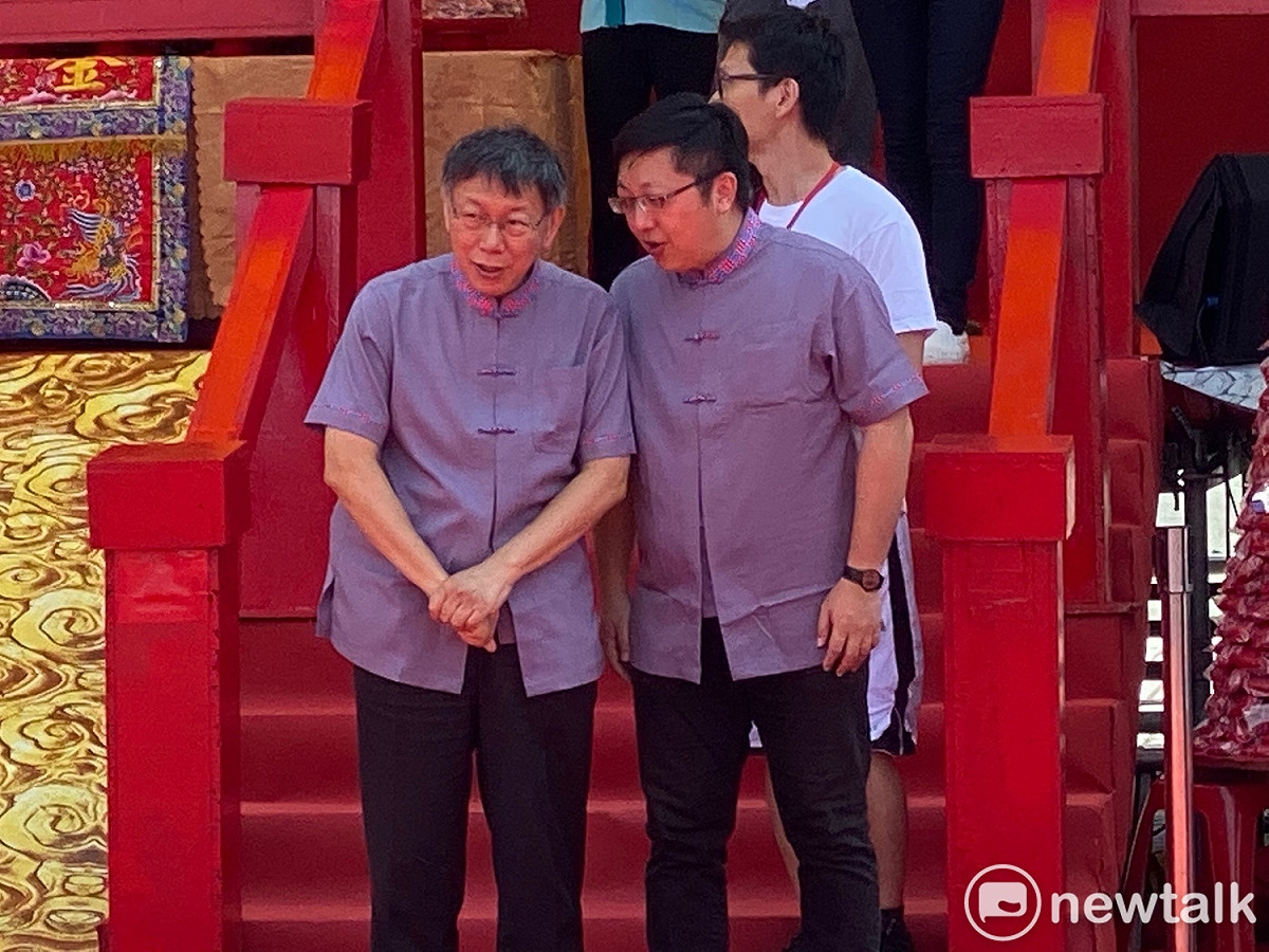 台北市長柯文哲（左）與北市府客委會主委徐世勳（右）等待蔡總統抵達。 圖：周煊惠 ／攝