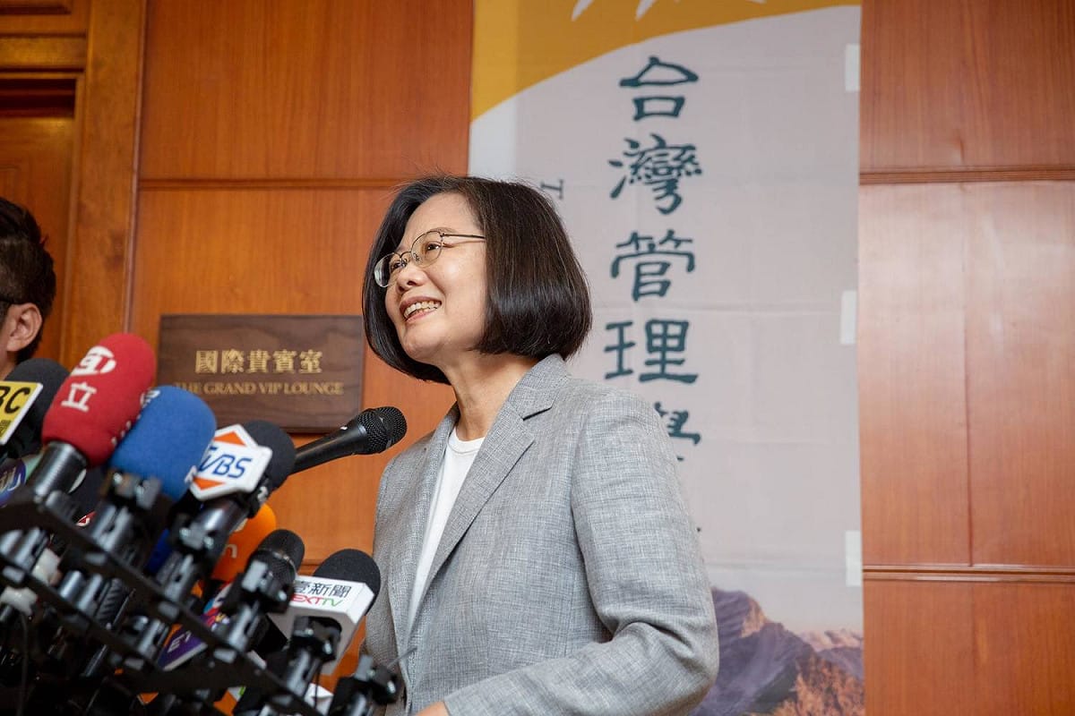 蔡英文表示，此時此刻面對中國壓迫，「堅定拒絕一國兩制」是台灣民選總統要盡到的責任。 圖 :	翻攝自蔡英文臉書